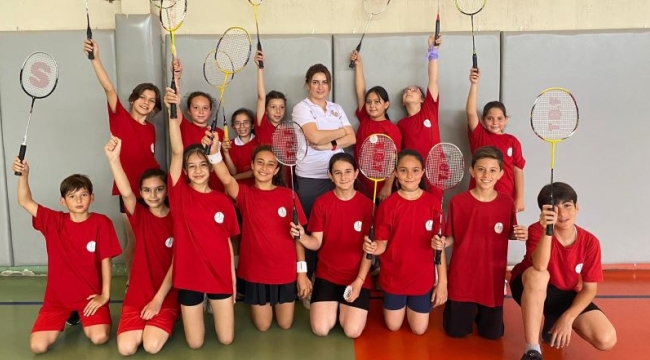 Bayraklı Belediye öncülük etti, sporculardan 'Badminton' madalyası