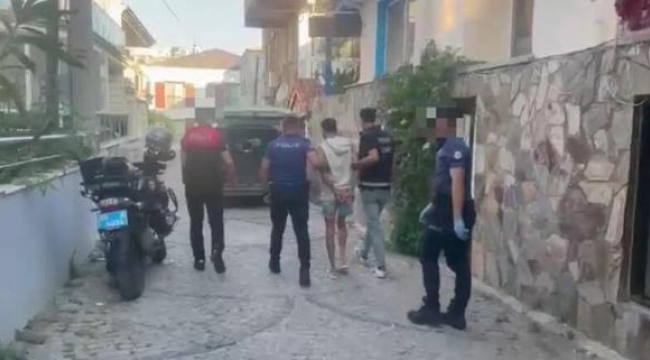 Çeşme'de uyuşturucu tacirleri yakalandı