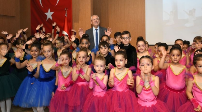 Karabağlarlı kursiyerler, 8 ay süren kurs sonrası sahneye çıktı