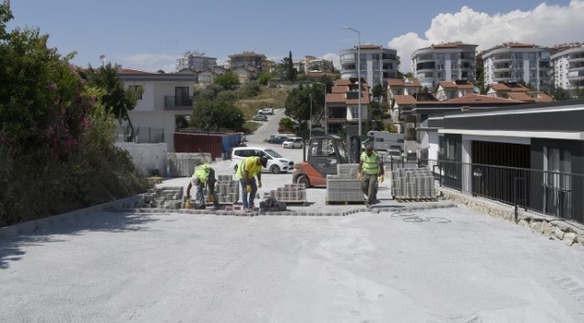 Kuşadası Kadınlar Denizi'nde yollar sokaklar yenileniyor