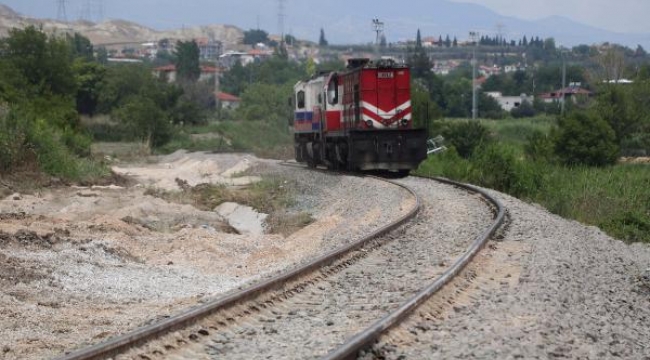 Selde çöken tren hattında onarım sürüyor