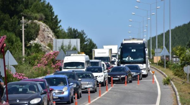 Tatilci akını; kilometrelerce araç kuyruğu oluştu