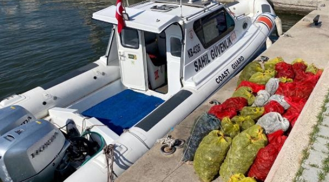 İzmir Körfezi'nde kaçak avlanan 1,4 ton midye ele geçirildi