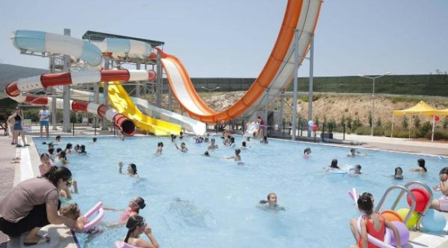 Kınıklı çocuklar, Aquapark'ta yüzme öğreniyor