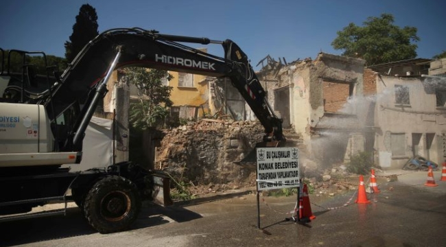 Konak Belediyesi, etrafa tehlike saçan iki binanın yıkımını yaptı