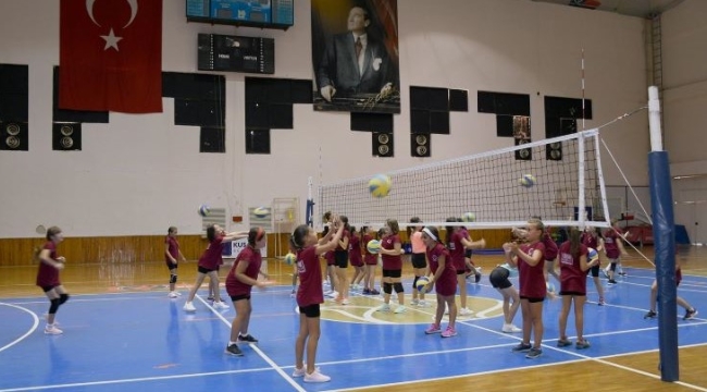 Yüzlerce çocuk Kuşadası'nda ücretsiz kurslarda spor yapıyor