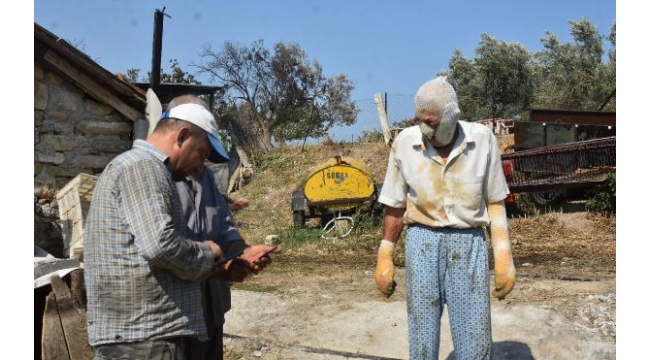 Alevlerin sardığı ahırdan hayvanlarını kurtarmak isterken ölümden döndü