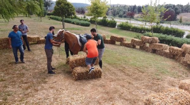 Balıkesir'de down sendromlu çocuklara atlı terapi etkinliği