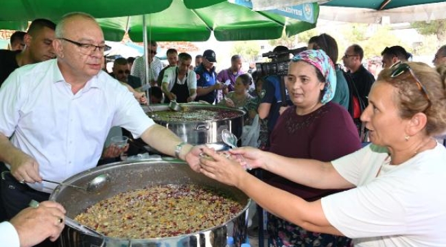 Başkan Ergün, iki mahallede aşure dağıttı