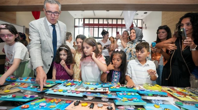 Gaziemir'de Yaz Okulu kursiyerleri sergi açtı, sahneye çıktı