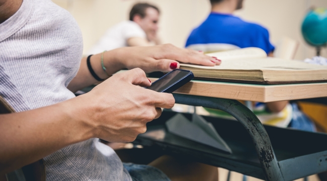 Bakan Tekin açıkladı: Okulda öğretmen ve öğrenciye telefon yasak