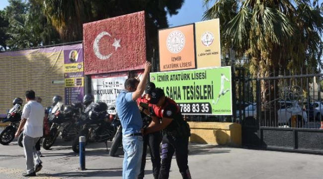 İzmir'de polisten okul önü denetimi