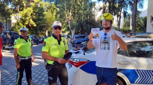 Polis önce ceza kesti, sonra kask hediye etti