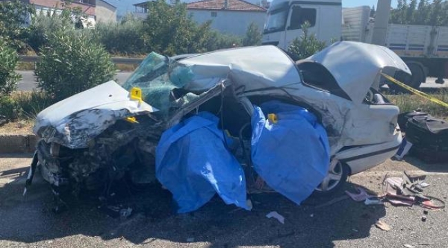 Refüjü aşıp TIR'a çarpan otomobildeki karı- koca öldü, çocukları yaralandı