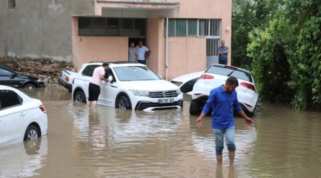 Uşak'ta sağanak; cadde ve sokaklar suyla doldu; ev ve iş yerlerini su bastı