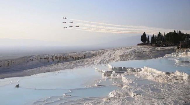 Cumhuriyetin 100'üncü yılında Pamukkale'de Türk Yıldızları gösterisi