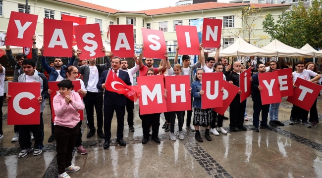 Konak'ta Cumhuriyet'in 100. yılında 'Angelsiz Vals' gösterisi