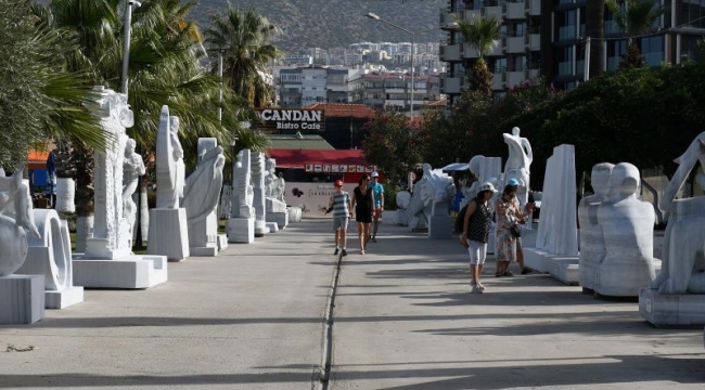 Kuşadası heykellerle donatıldı