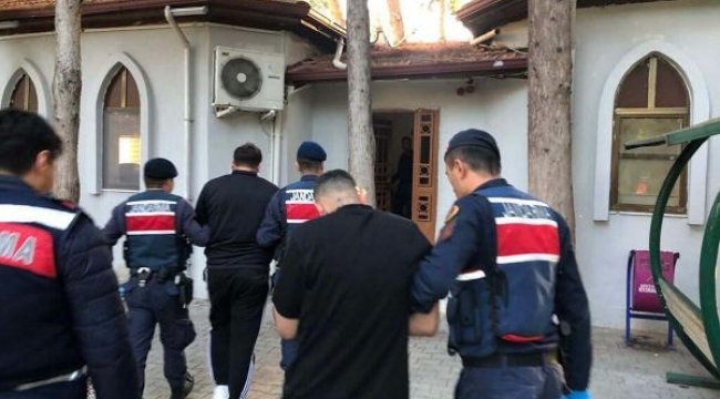 Manisa'da, 64 kişinin yakalandığı uyuşturucu operasyonunda, F serisi 1 dolar da ele geçirildi