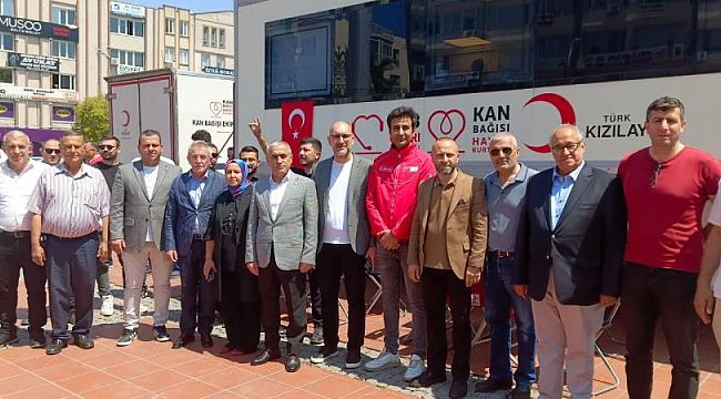 AK Parti Aliağa ve Kızılay'ın düzenlediği kan bağış kampanyasına yoğun ilgi