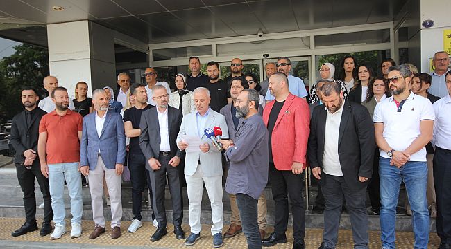 AK Parti Karşıyaka'dan belediye önünde basın açıklaması 