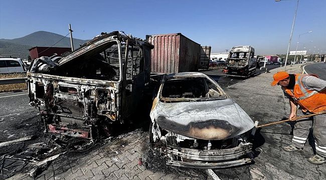 İzmir'de kaza yapan 3 araç yanarak küle döndü