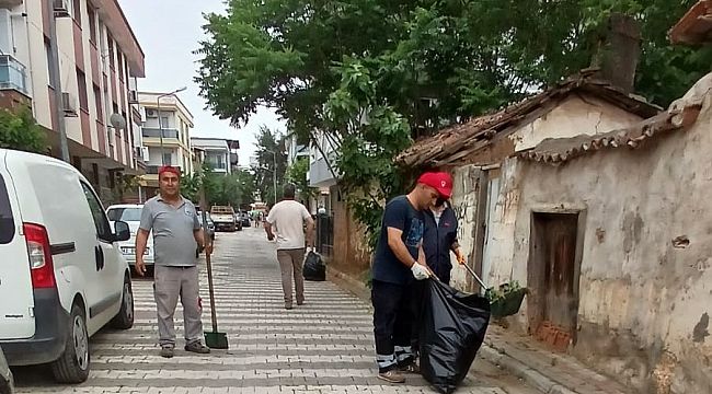 Menderes Belediyesi'nde yol temizliği