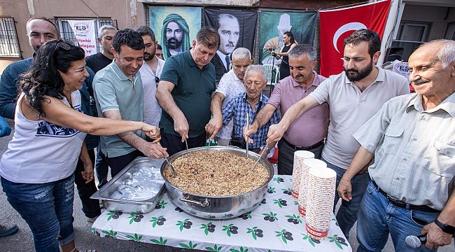 Başkan Tugay Örnekköy'de aşure dağıttı