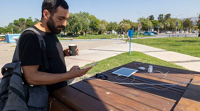 İzmir'de güneş ağaçları ile şarj dönemi başladı 