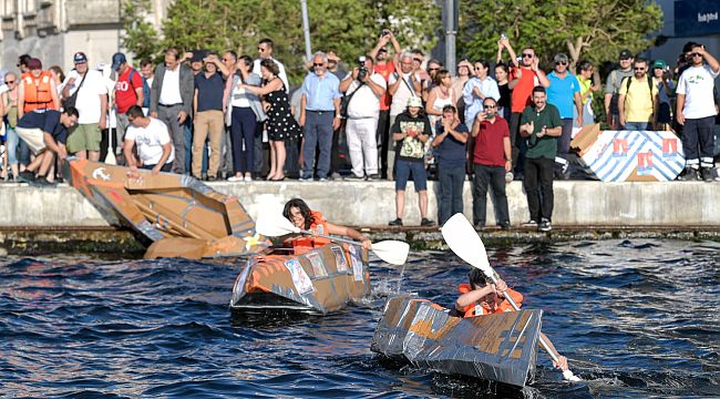 Karton tekneler İzmir Körfezi'nde kıyasıya yarıştı 