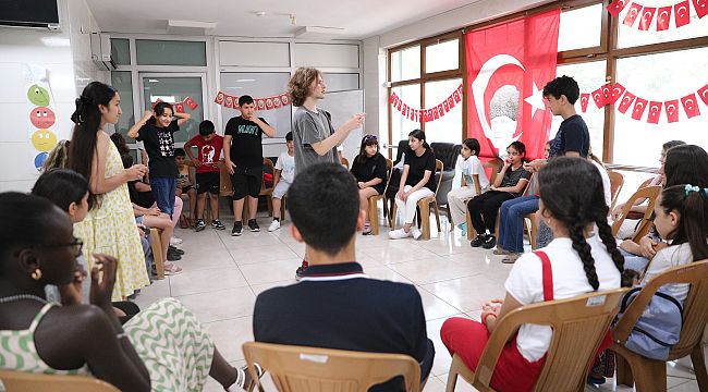 Konaklı çocuklar İngilizceyi eğlenerek öğreniyor