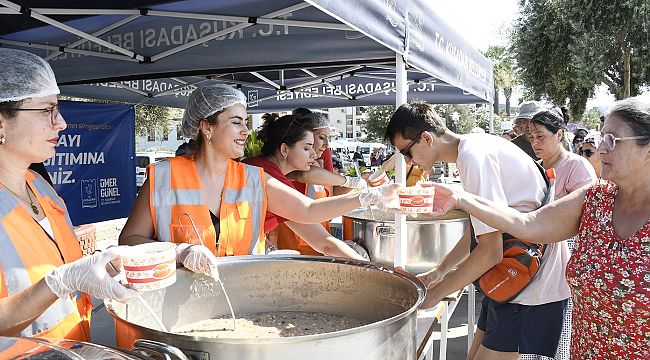 Kuşadası Belediyesi aşure bereketini 8 bin kişi ile paylaştı