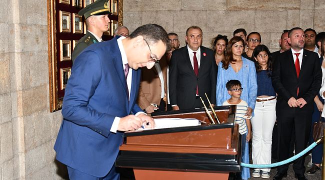 Onur Yiğit ve CHP Balçova Örgütü Anıtkabir'de 