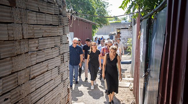 Başkan Mutlu mahalleleri adım adım geziyor