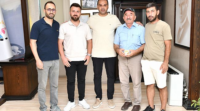 Çiğli Belediyesi işçileri buldukları altını sahibine ulaştırdı