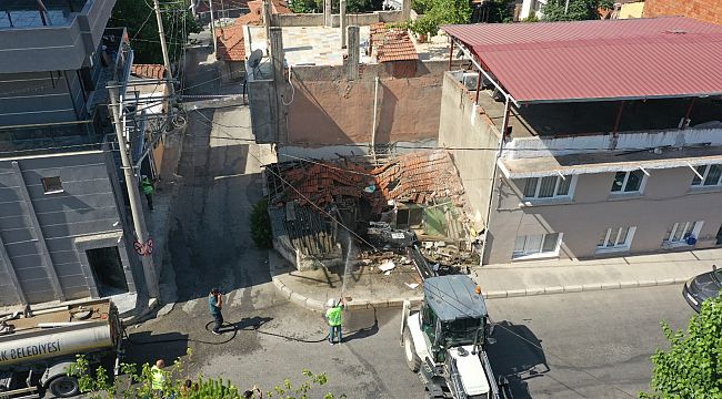 Konak'ta metruk bina yıkımları hız kazandı