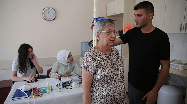 Konak'ta sağlıklı hizmet yayılıyor: 'İleri Yaş' kursiyerlerine ücretsiz tarama