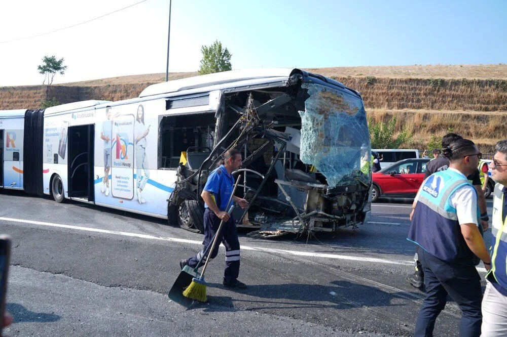 Küçükçekmece Sefaköy'de Metrobüs Kaza Yaptı