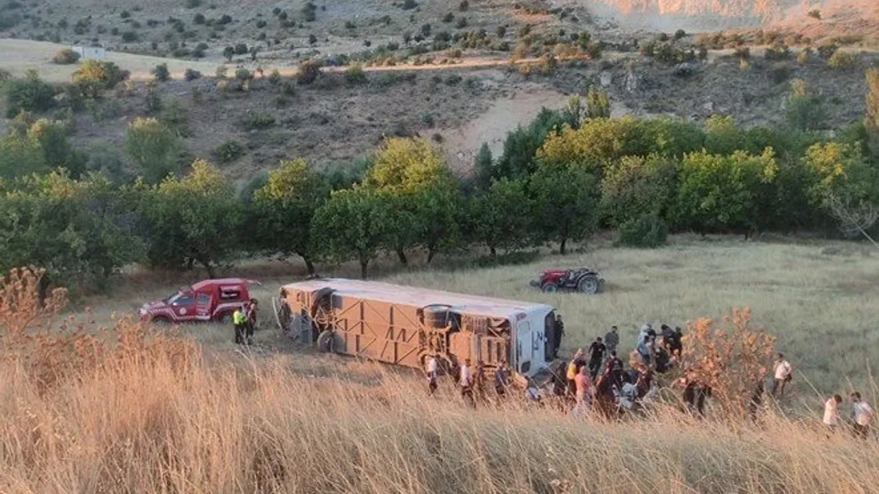 Malatya'da yolcu otobüsü devrildi