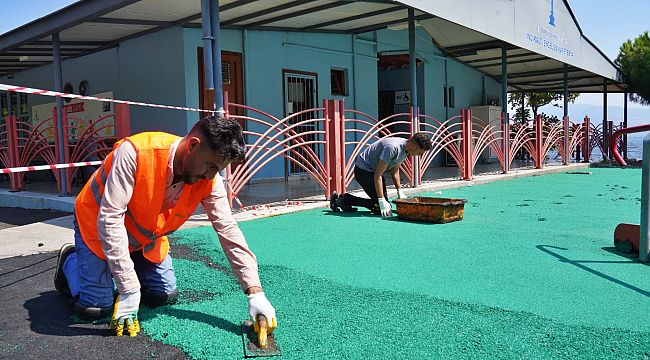 Parklarda bakım onarım ve zemin yenileme çalışması