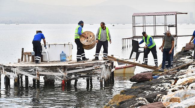 İnciraltı'nda kaçak iskele ve ahşap yapılar yıkıldı 