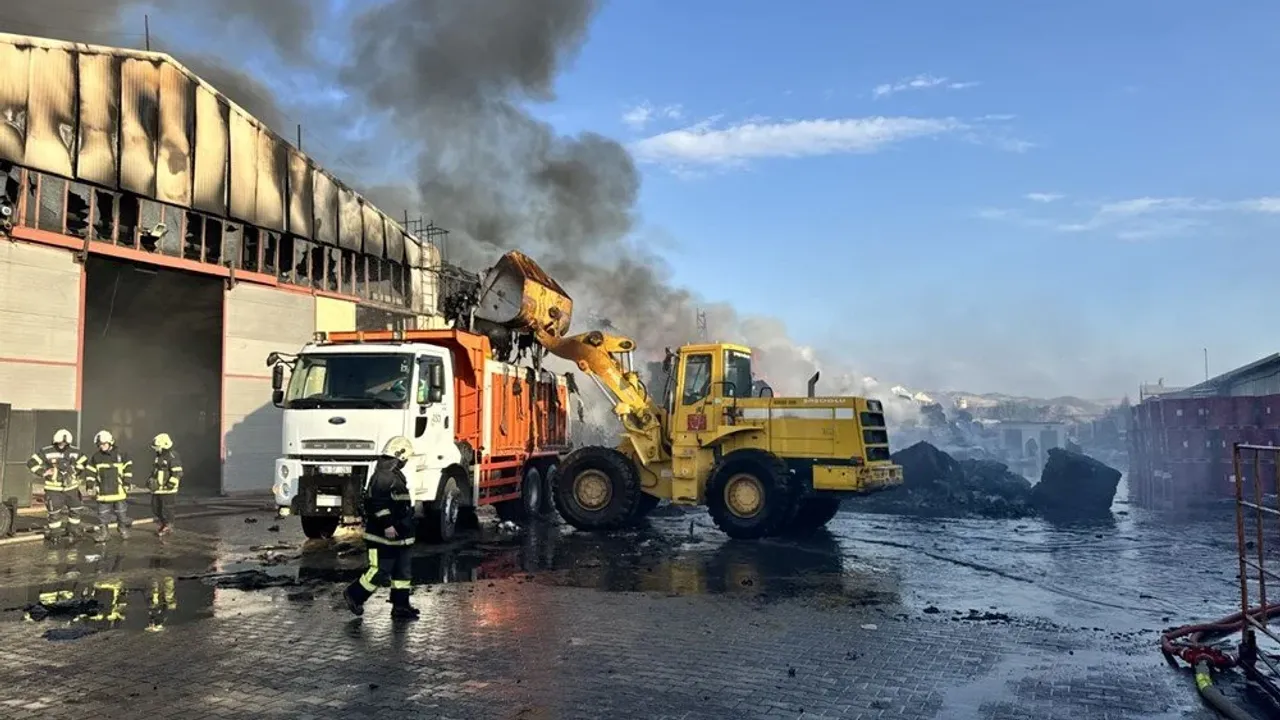 Kayseri'de keçe fabrikasında büyük yangın