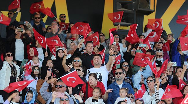 Aliağa, Cumhuriyetin 101. yılında Atatürk stadında buluştu