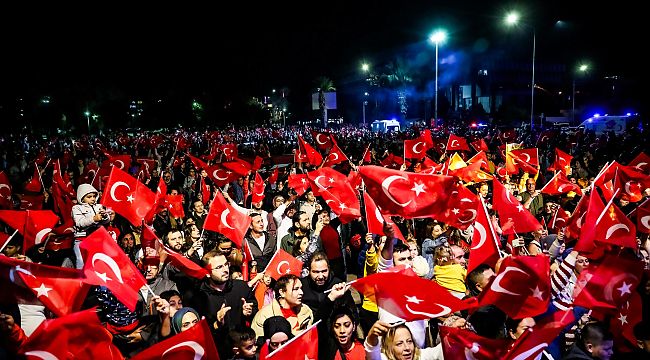 Aliağa'da Cumhuriyet coşkusu sokaklara taştı