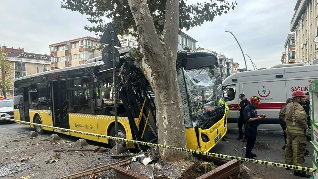 Bahçelievler'de İETT otobüsü ağaca çarptı