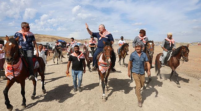 Başkan Pehlivan, Rahvan atçıları at üstünde selamladı