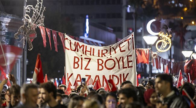 Cumhuriyet ışığı İzmir'den parladı