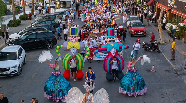 Kuşadası Sokak Festivalinin açılışı Rio karnavalını aratmadı