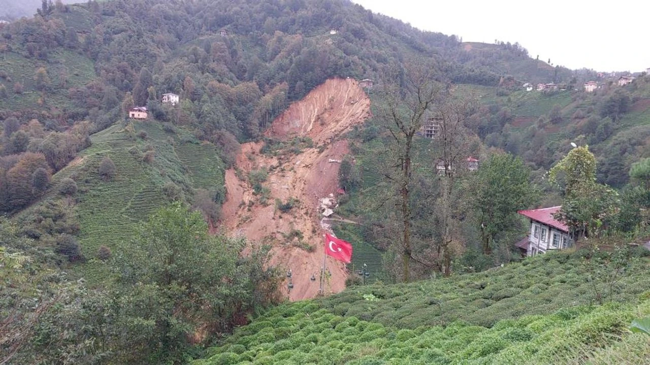 Rize'de Heyelan: 3 evi yıktı