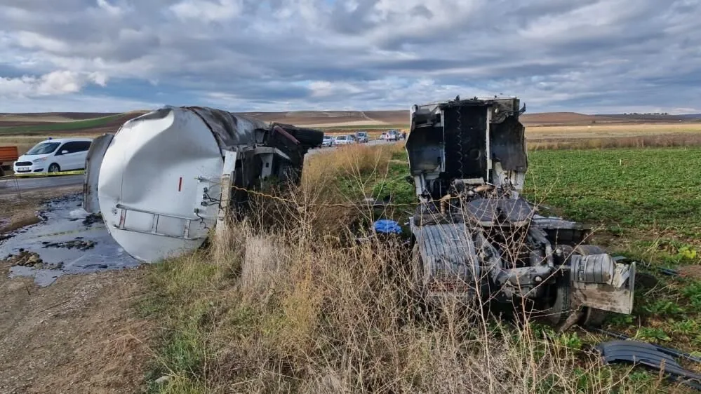 Tanker ile işçi servisi çarpıştı: 1 ölü, 17 yaralı